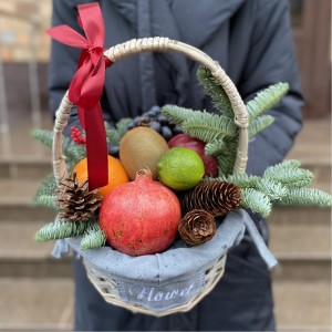 Маленькая Новогодняя подарочная корзина с фруктами