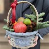 Маленькая Новогодняя подарочная корзина с фруктами