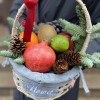 Маленькая Новогодняя подарочная корзина с фруктами