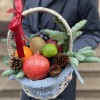 Маленькая Новогодняя подарочная корзина с фруктами
