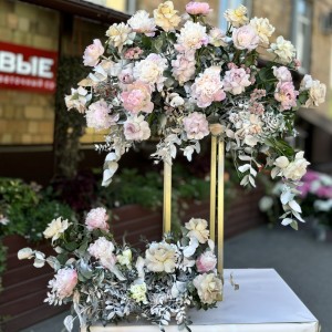 Маленькая настольная композиция из цветов Моя Сказка