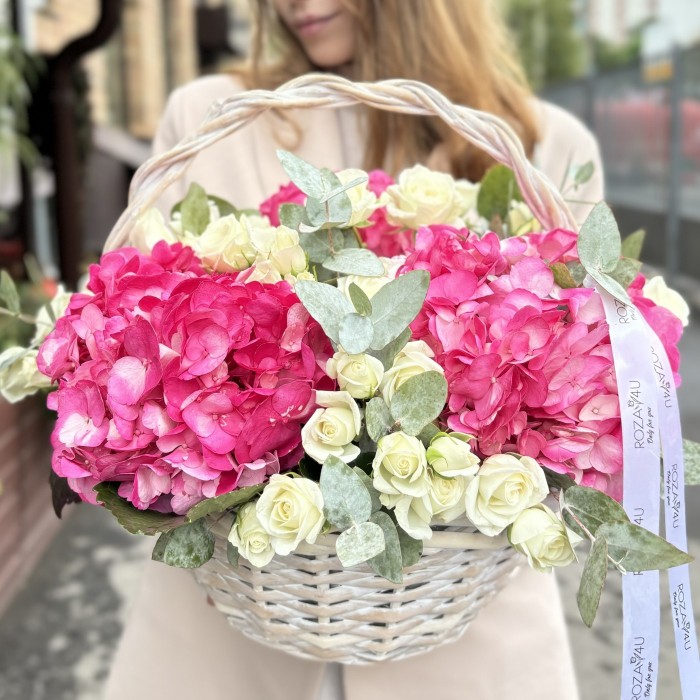 Малиновая гортензия с кустовой розой в корзине