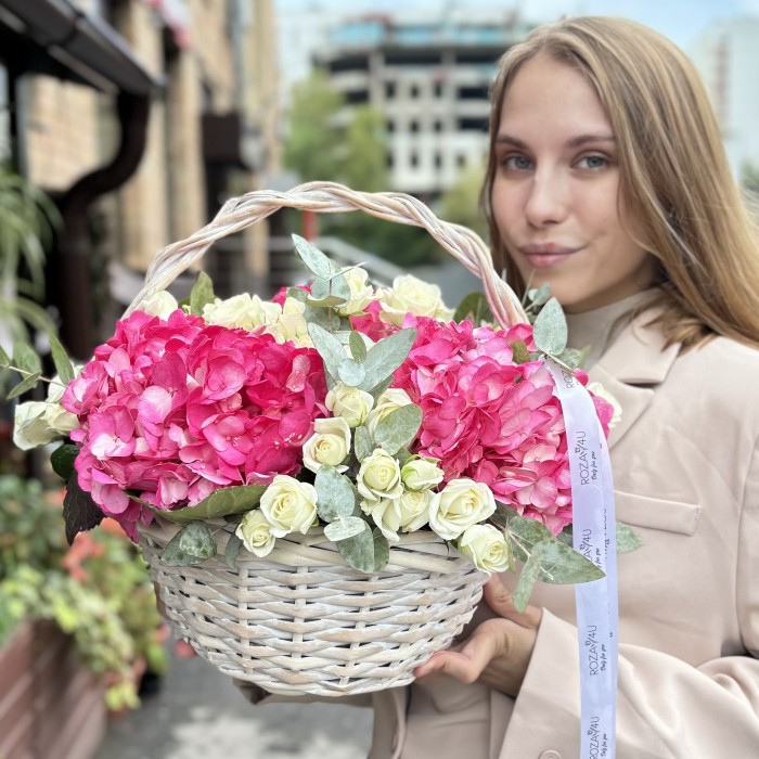 Малиновая гортензия с кустовой розой в корзине