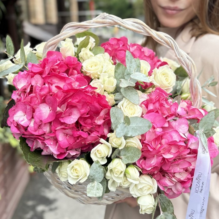 Малиновая гортензия с кустовой розой в корзине