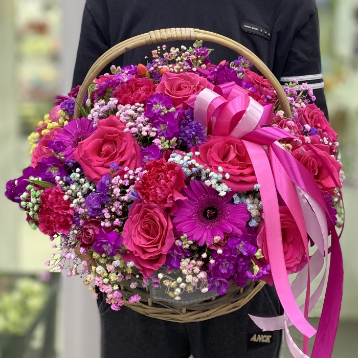 Малиновая композиция в корзине