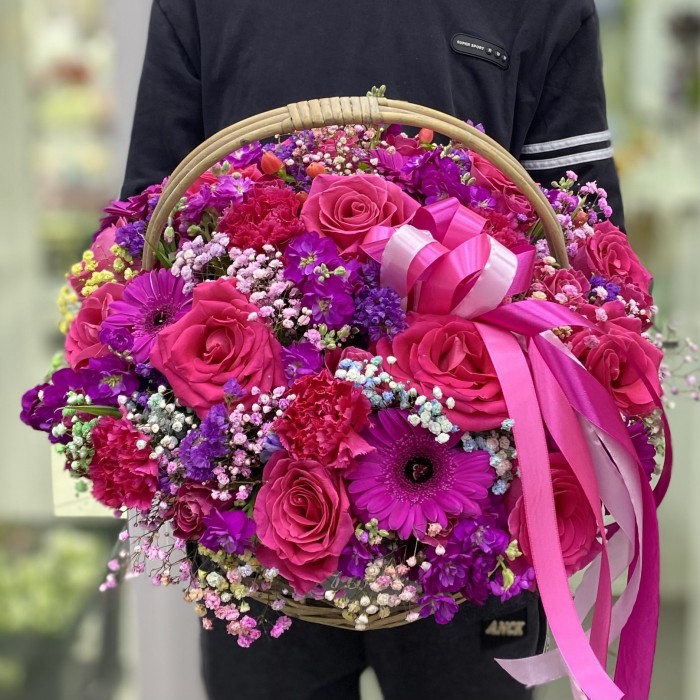Малиновая композиция в корзине