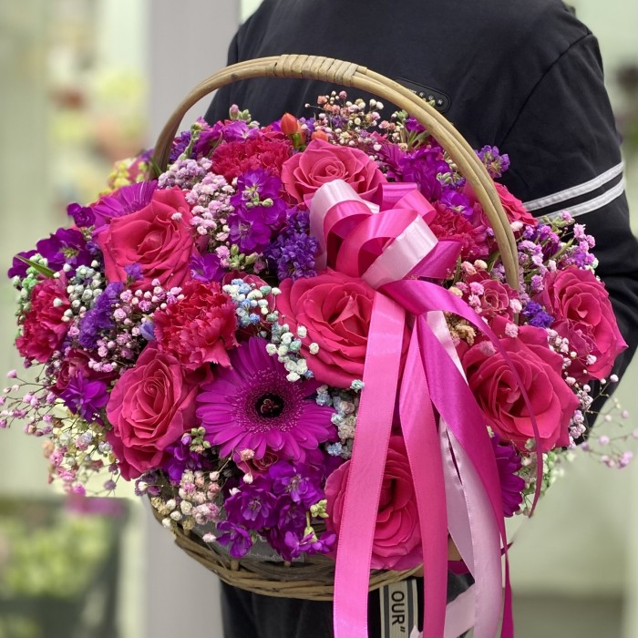 Малиновая композиция в корзине