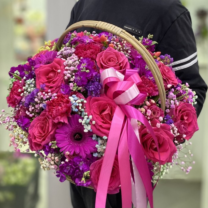 Малиновая композиция в корзине