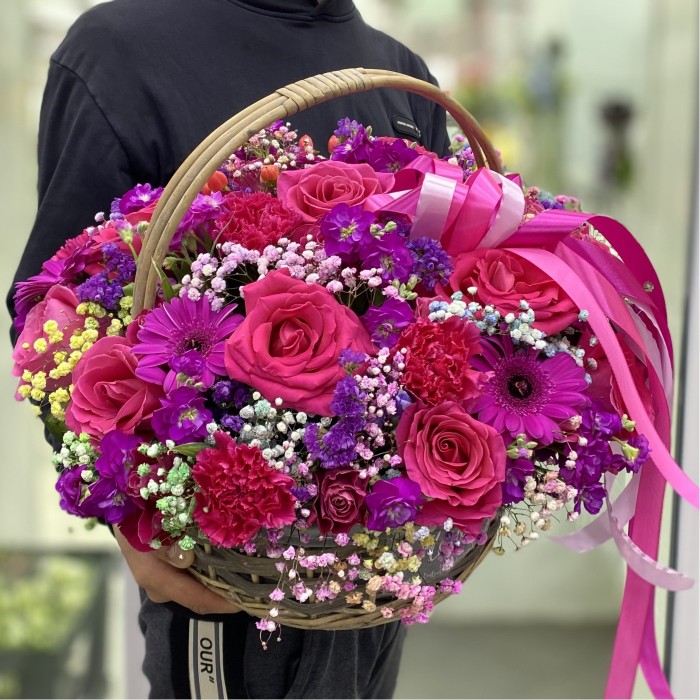 Малиновая композиция в корзине