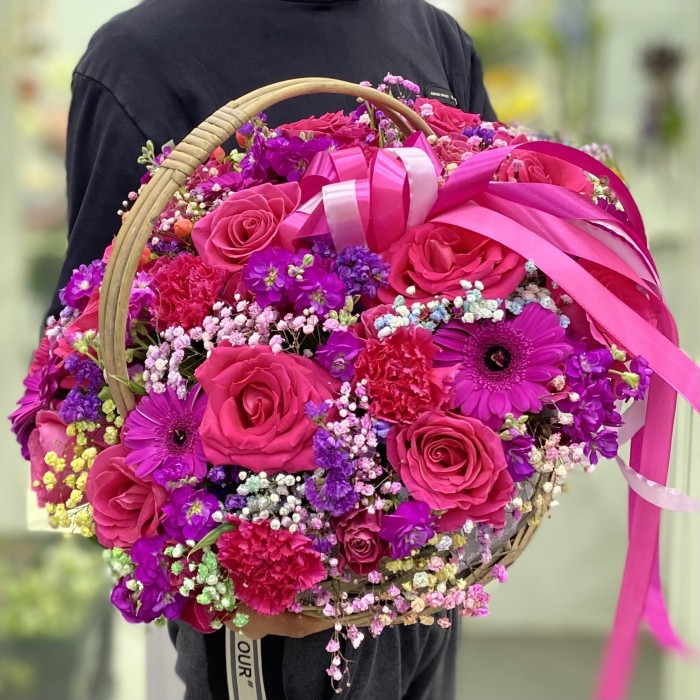 Малиновая композиция в корзине