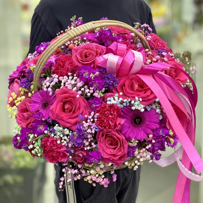Малиновая композиция в корзине