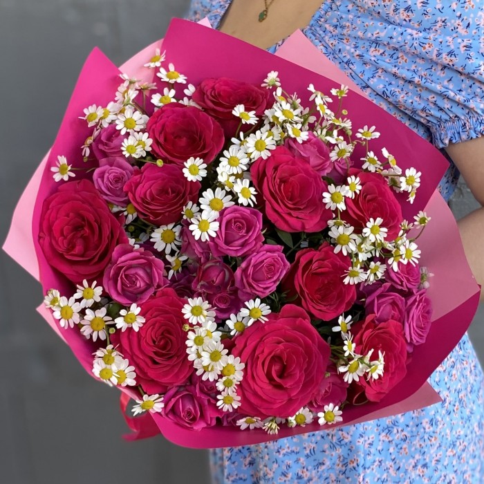 Малиновые розы с ромашками Пылкая любовь