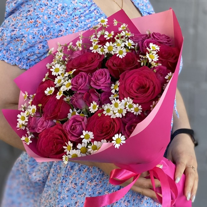 Малиновые розы с ромашками Пылкая любовь