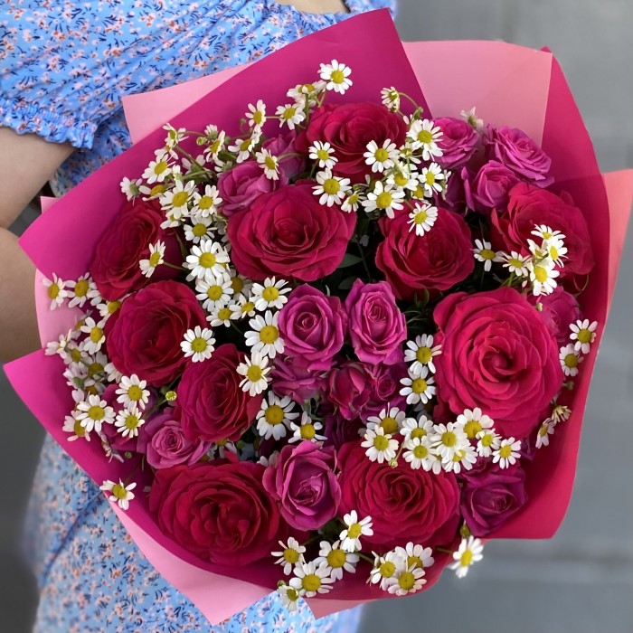 Малиновые розы с ромашками Пылкая любовь