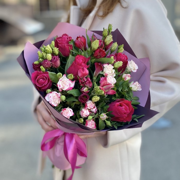 Малиновый букет с розами История Любви
