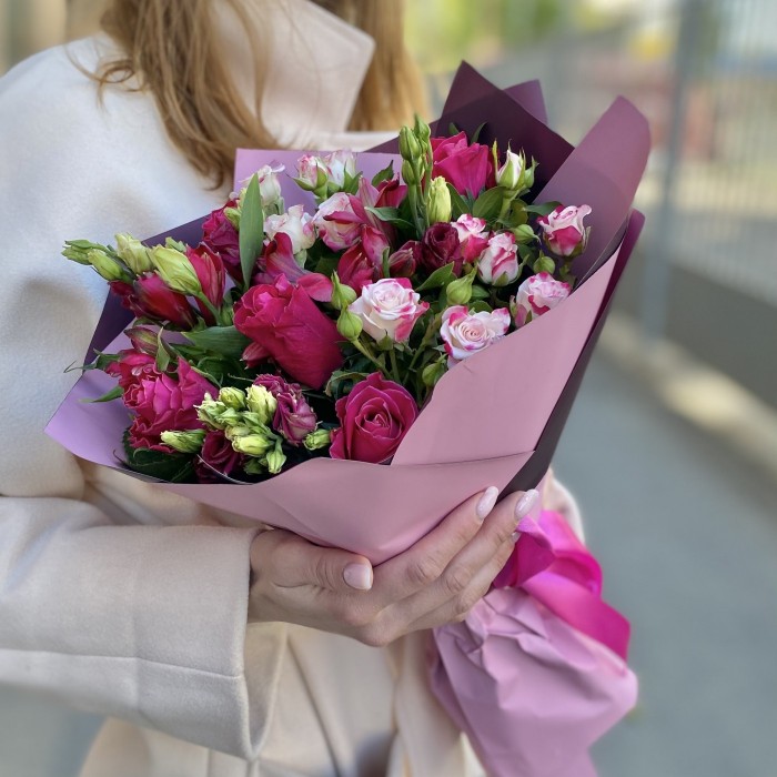 Малиновый букет с розами История Любви