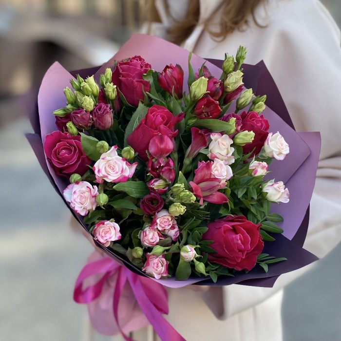 Малиновый букет с розами История Любви