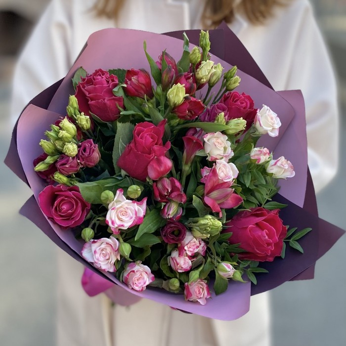 Малиновый букет с розами История Любви