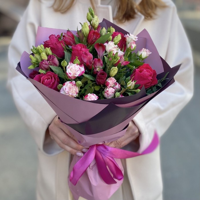 Малиновый букет с розами История Любви