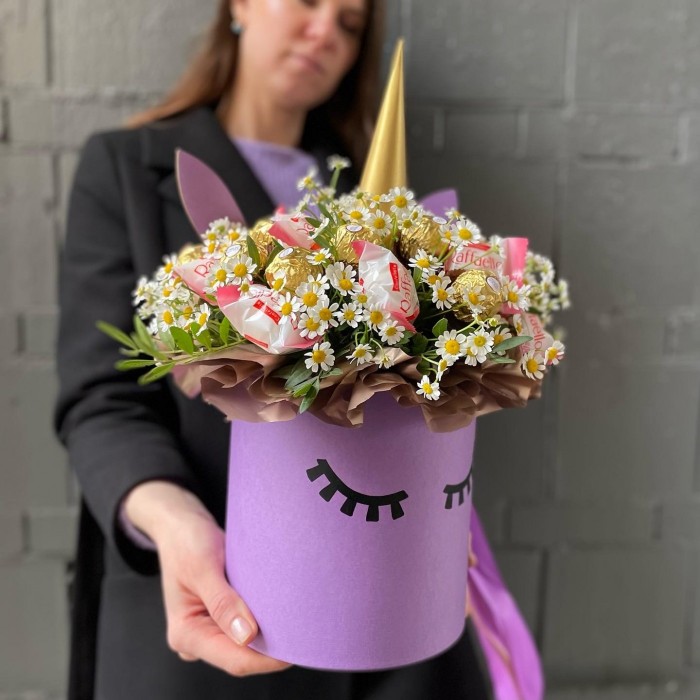 Коробка Единорог с ромашками и конфетами