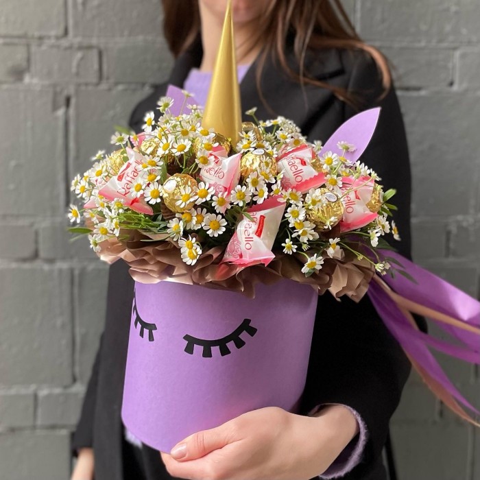 Коробка Единорог с ромашками и конфетами