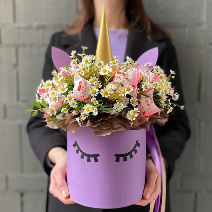 Коробка Единорог с ромашками и конфетами