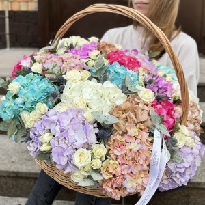 Микс гортензий и роз в корзине