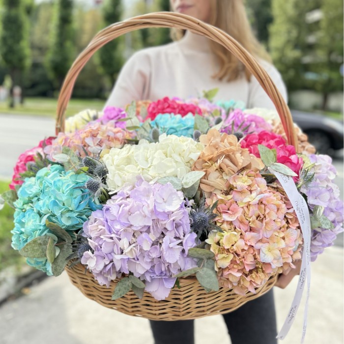 Микс гортензий в корзине