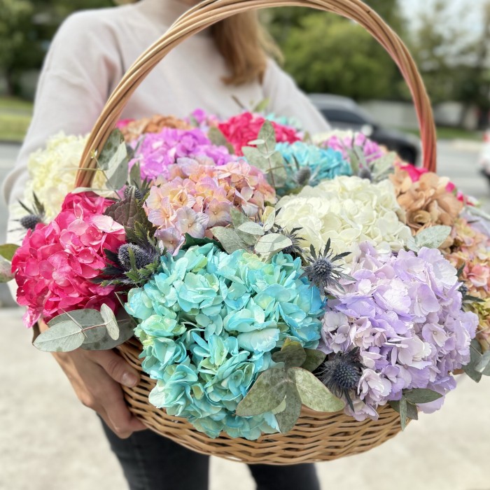 Микс гортензий в корзине