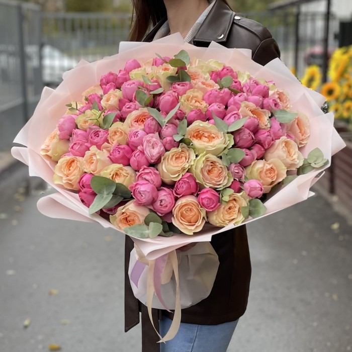 Микс из пионовидных роз Гравити и Сильва Пинк