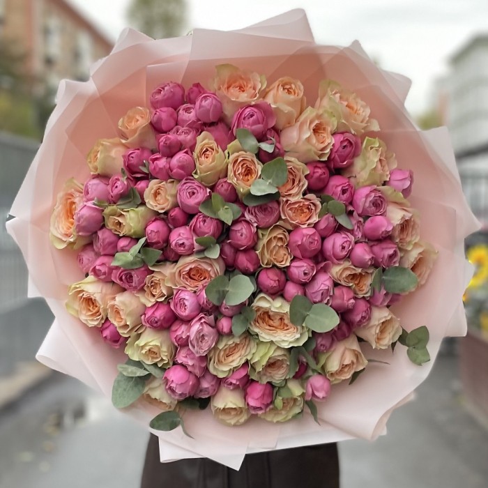 Микс из пионовидных роз Гравити и Сильва Пинк