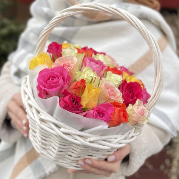 MIX из роз в корзинке