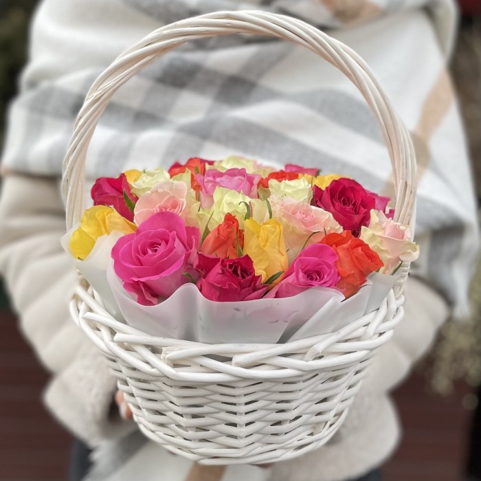 MIX из роз в корзинке