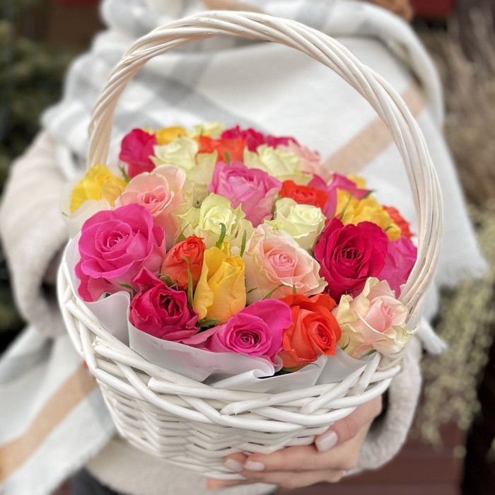MIX из роз в корзинке