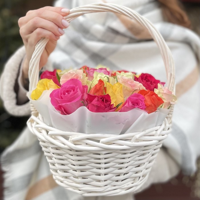 MIX из роз в корзинке