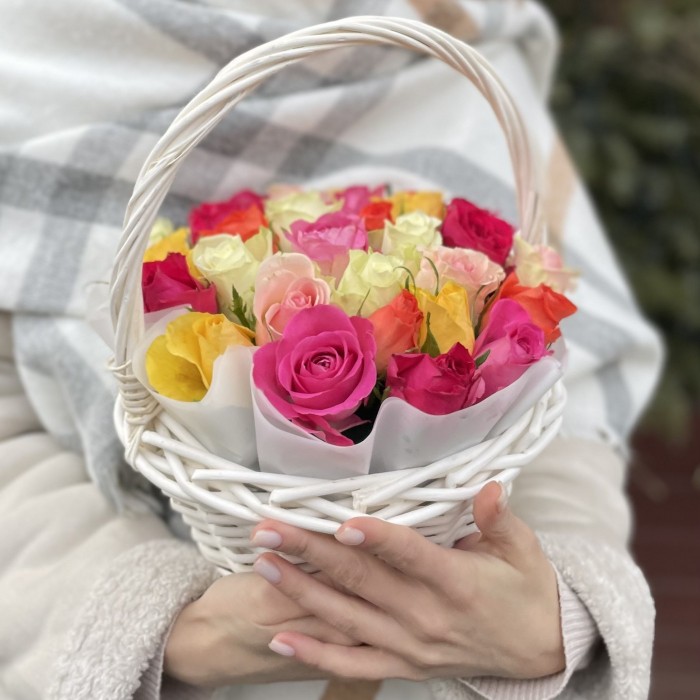 MIX из роз в корзинке