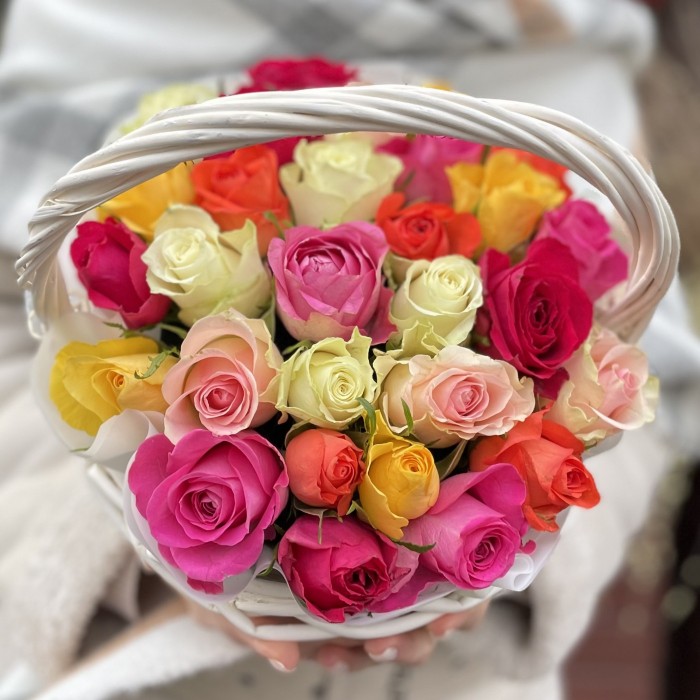 MIX из роз в корзинке