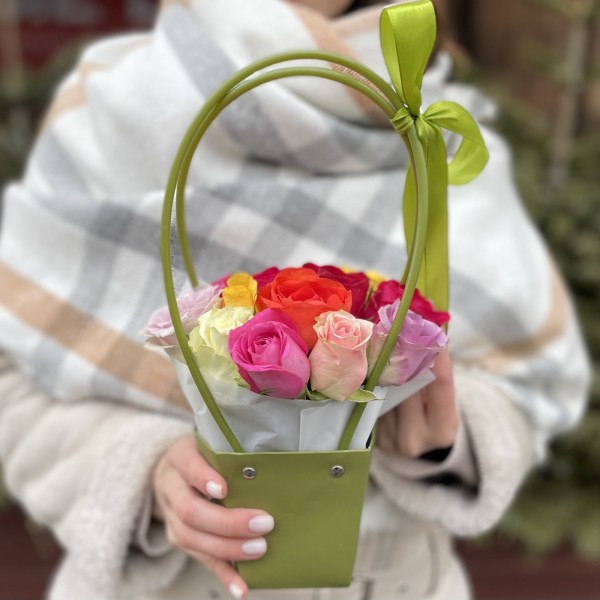Микс из роз в зеленой сумочке