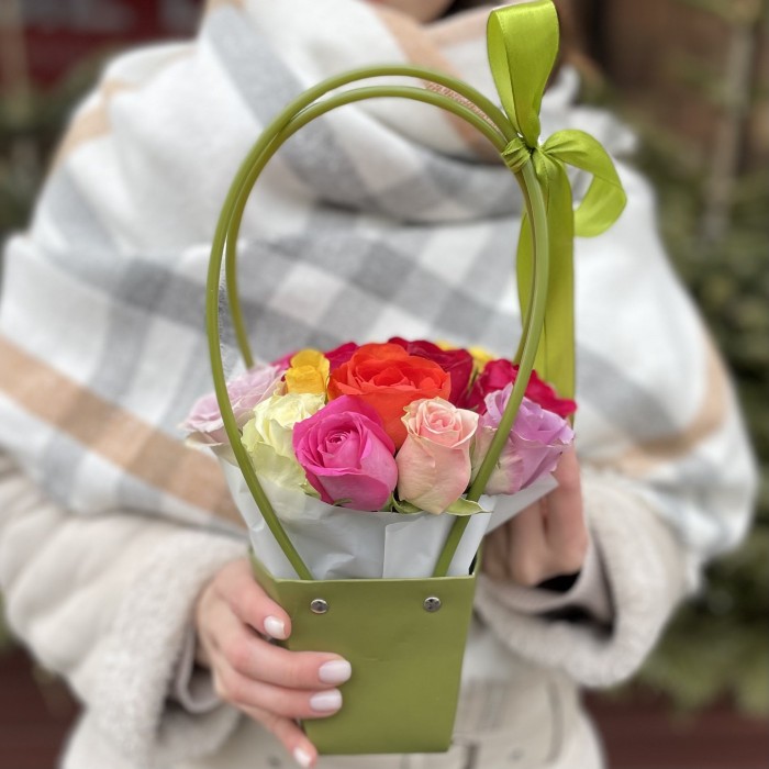 Микс из роз в зеленой сумочке