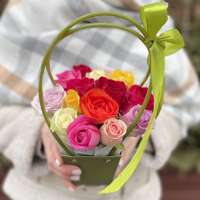 Микс из роз в зеленой сумочке