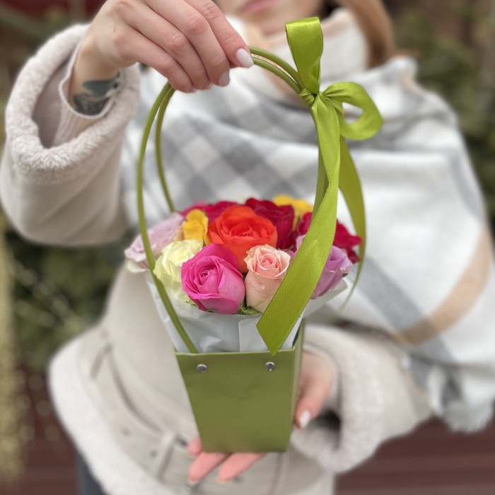 Микс из роз в зеленой сумочке