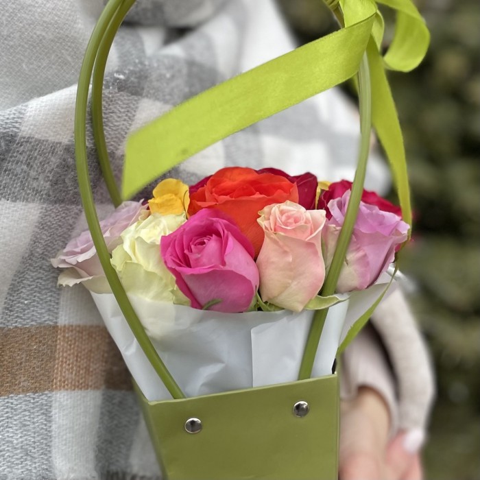 Микс из роз в зеленой сумочке