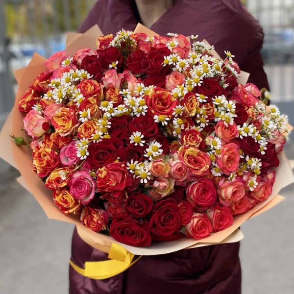 Микс кустовых роз с ромашками