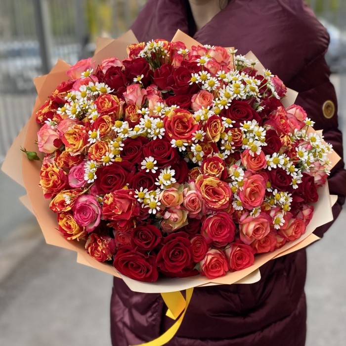 Микс кустовых роз с ромашками