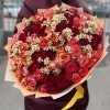 Микс кустовых роз с ромашками