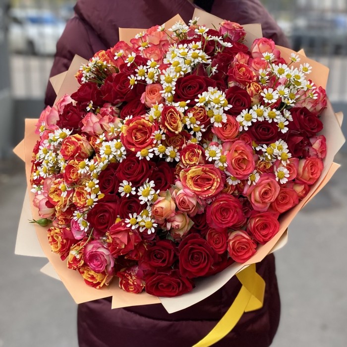 Микс кустовых роз с ромашками