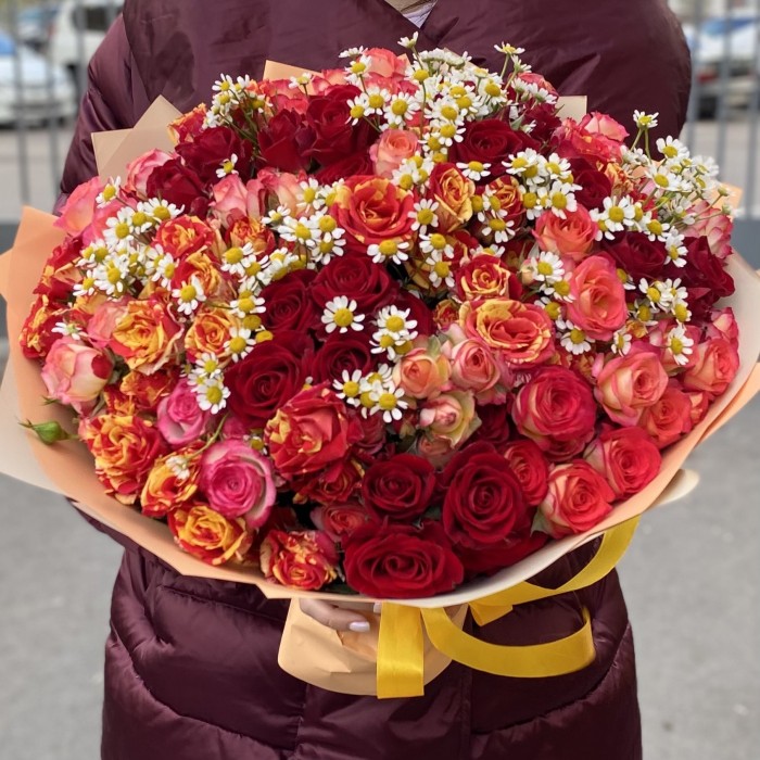 Микс кустовых роз с ромашками