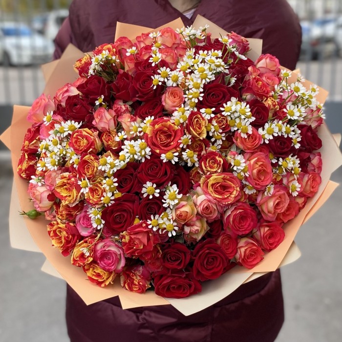 Микс кустовых роз с ромашками