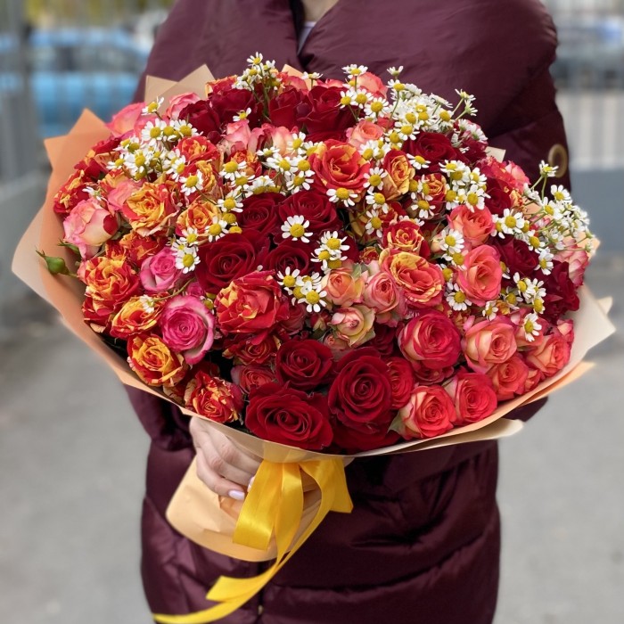 Микс кустовых роз с ромашками