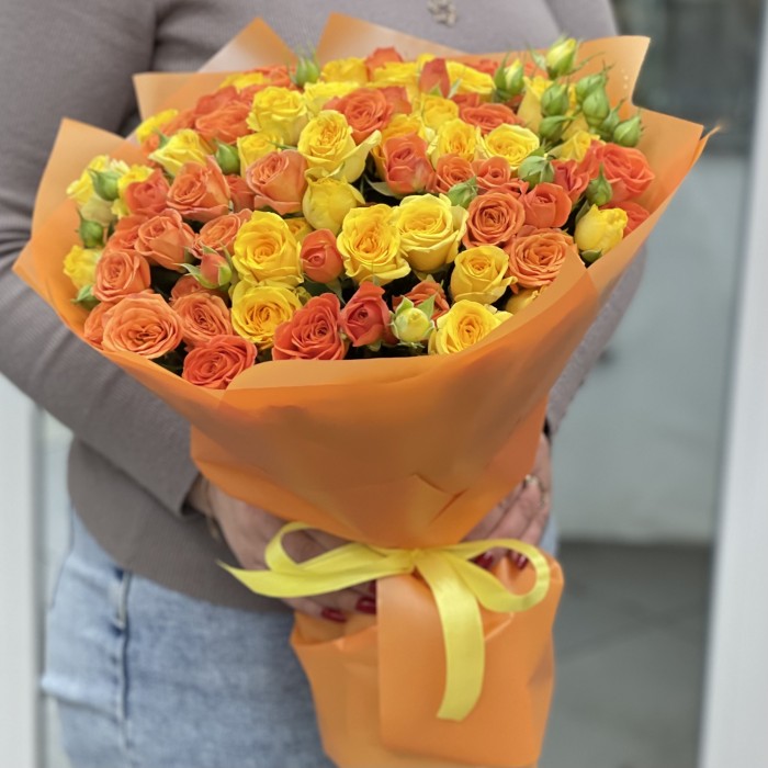 25 солнечных кустовых роз